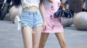短裤小姐姐手拿单反视频,记录美好瞬间