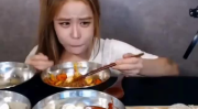 韩国小姐姐春节吃水饺,饺子盛宴温馨时刻