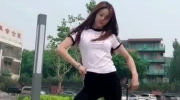 小姐姐扭背面,小姐姐的迷人背影解析